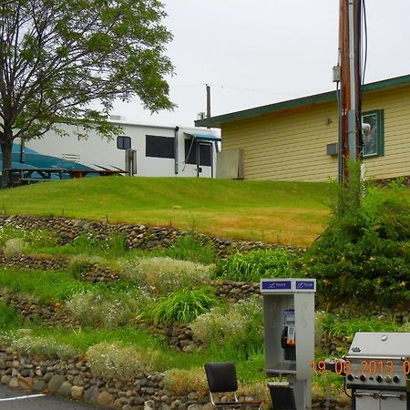 Pleasant View Motel Summerland Exterior photo