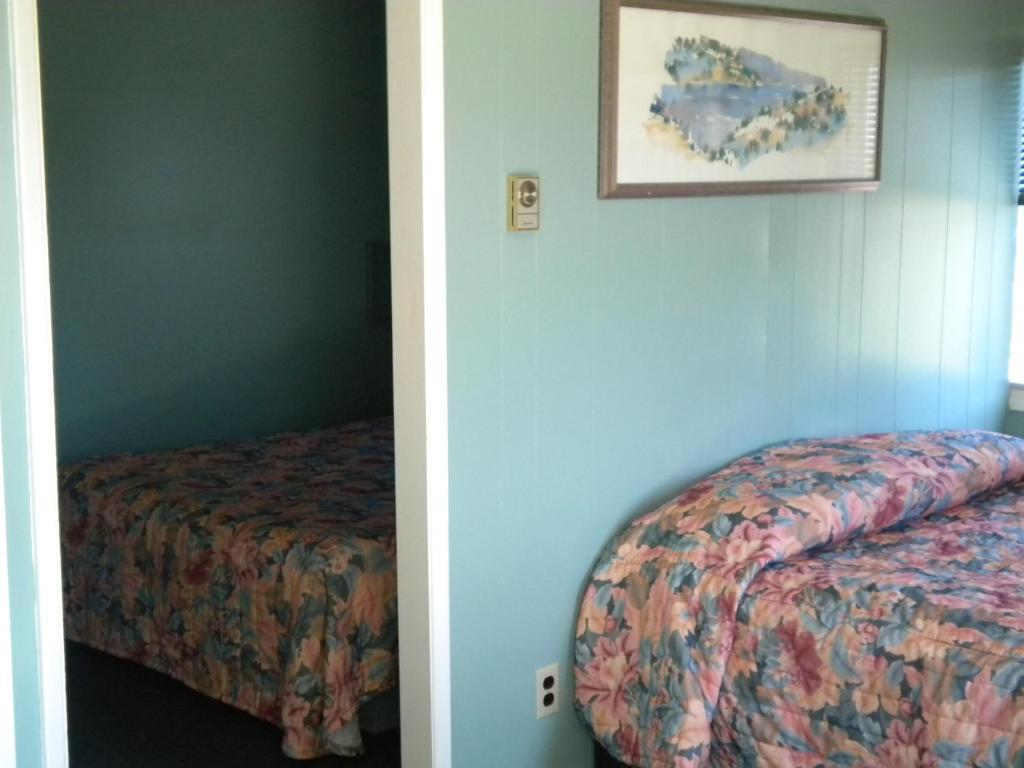 Pleasant View Motel Summerland Room photo