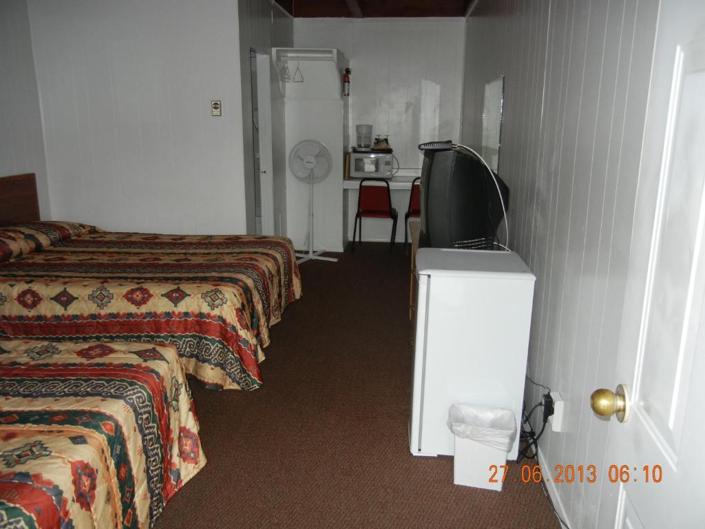 Pleasant View Motel Summerland Room photo
