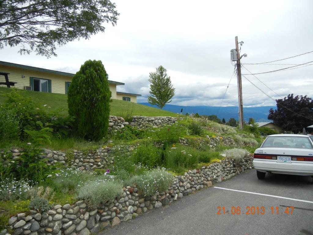 Pleasant View Motel Summerland Exterior photo